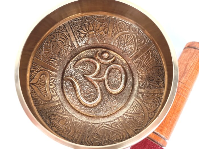 Tigela tibetana com 7 ligas dourada símbolo OM 12cm