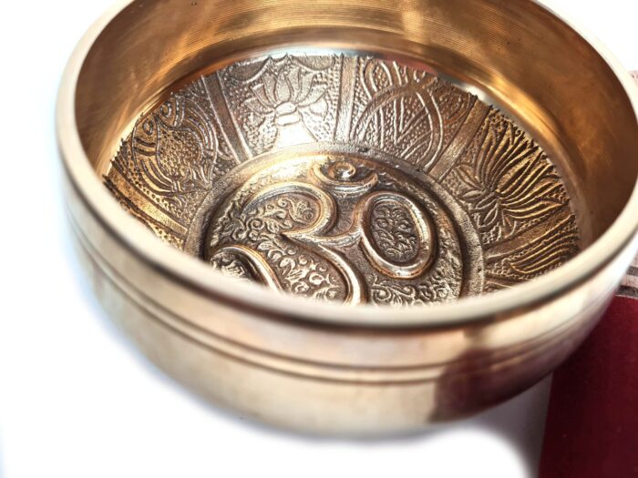 Tigela tibetana com 7 ligas dourada símbolo OM 12cm