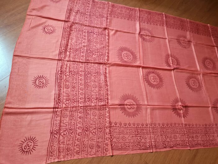 Chadar indiano (manto de oração) de OM e mantras rosa coral