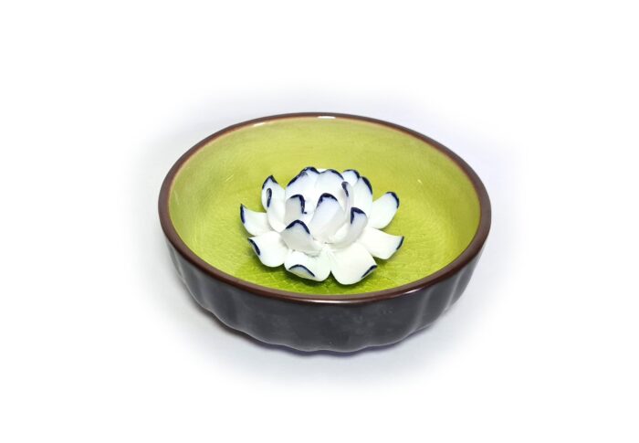 Incensário cumbuca com flor de lótus para espetar incensos