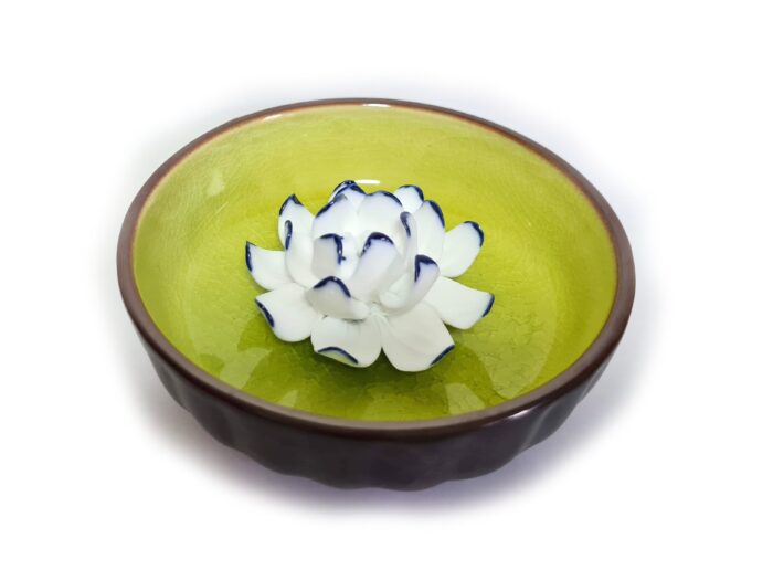 Incensário cumbuca com flor de lótus para espetar incensos