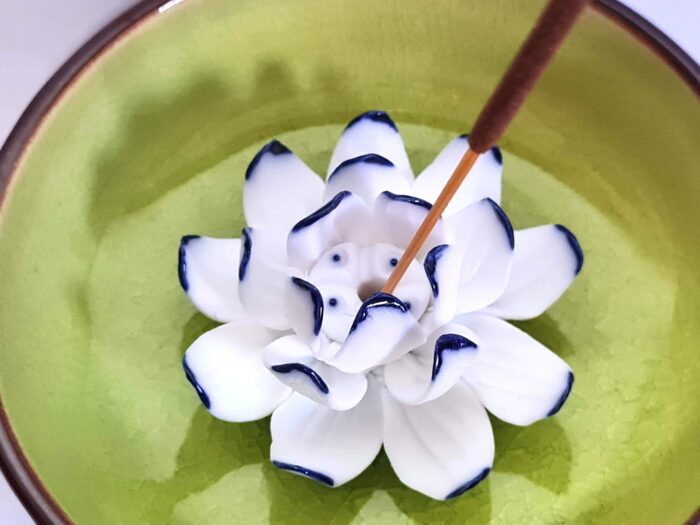 Incensário cumbuca com flor de lótus para espetar incensos