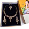 Conjunto completo de semi joia dourado clássica indiana com pedrarias