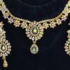 Conjunto completo de semi joia dourado clássica indiana com pedrarias