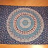 colcha ou panô indano de tecido em algodão com estampa de mandala, e detalhes de elefantes e pavões em azul com tons terrosos 2m