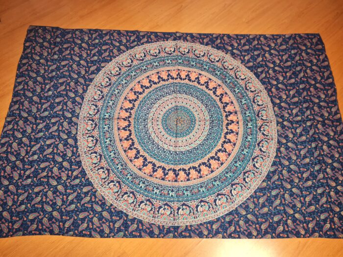 colcha ou panô indano de tecido em algodão com estampa de mandala, e detalhes de elefantes e pavões em azul com tons terrosos 2m