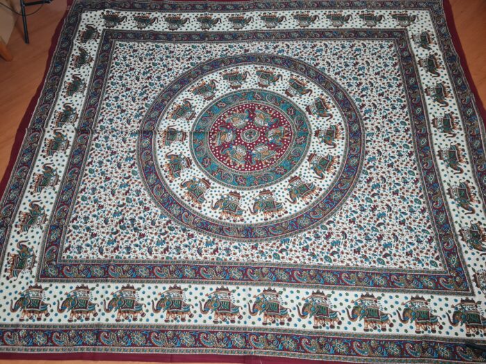 Panô indiano de algodão estampa de mandala bordô e color 2,40m