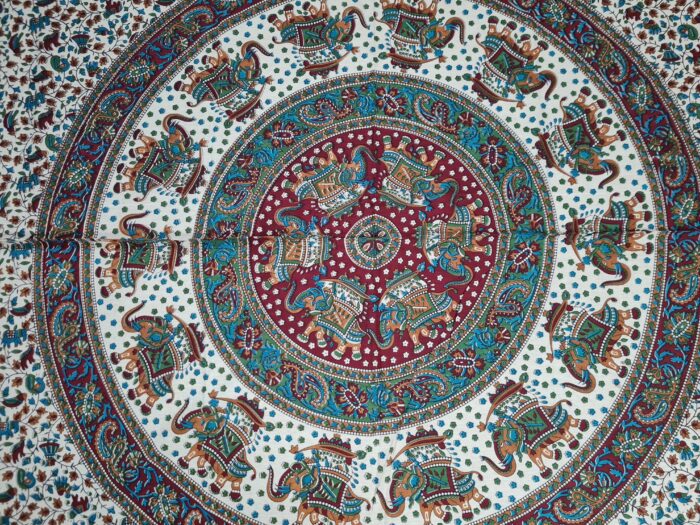 Panô indiano de algodão estampa de mandala bordô e color 2,40m