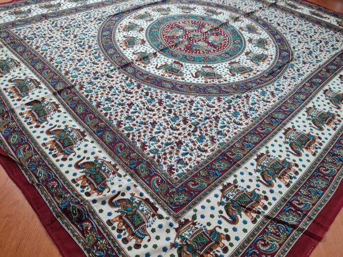Panô indiano de algodão estampa de mandala bordô e color 2,40m