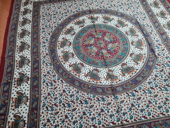 Panô indiano de algodão estampa de mandala bordô e color 2,40m