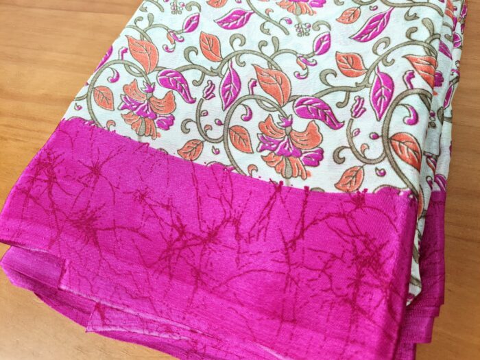 Sari indiano de viscose de seda estampa floral e paisleys rosa e creme