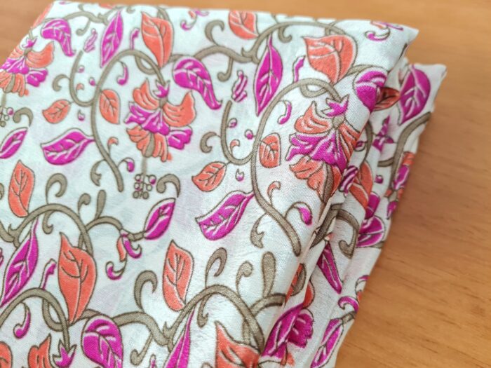 Sari indiano de viscose de seda estampa floral e paisleys rosa e creme