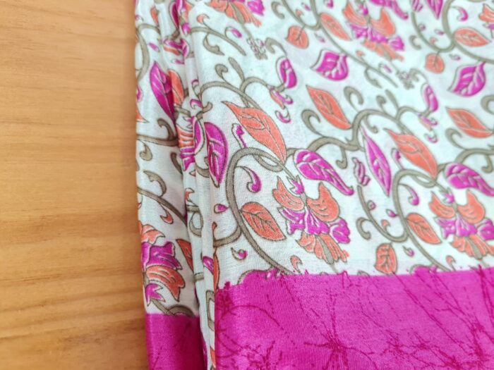 Sari indiano de viscose de seda estampa floral e paisleys rosa e creme