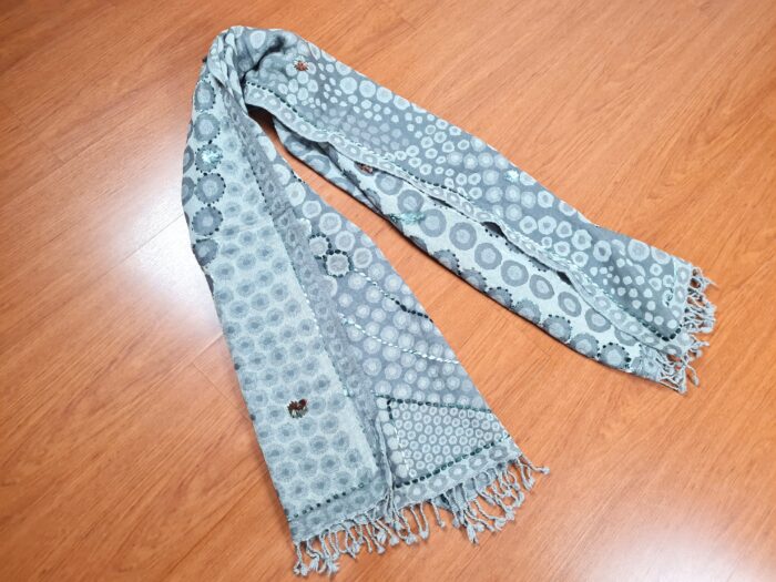 Manta de lã indiana bordada a mão dupla face tons de cinza II