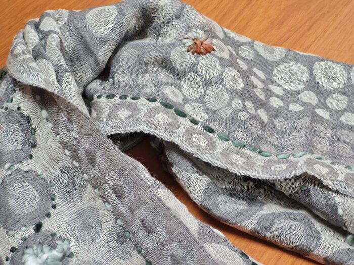 Manta de lã indiana bordada a mão dupla face tons de cinza II