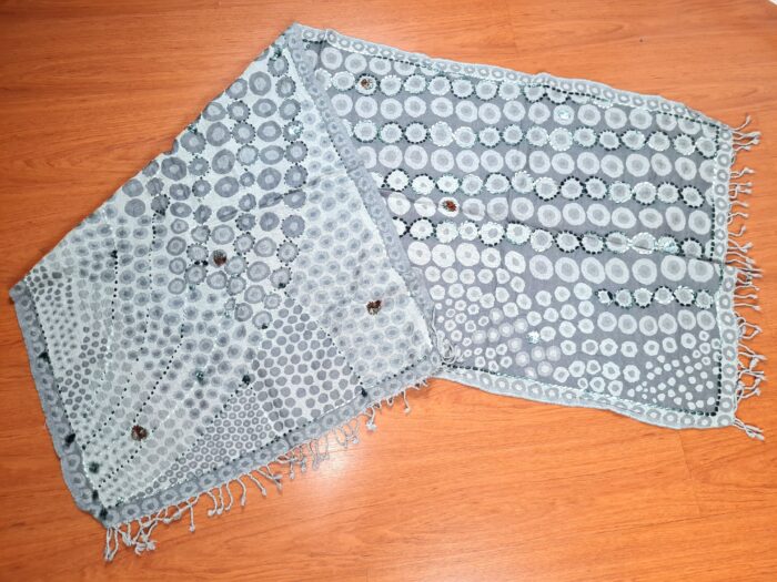 Manta de lã indiana bordada a mão dupla face tons de cinza