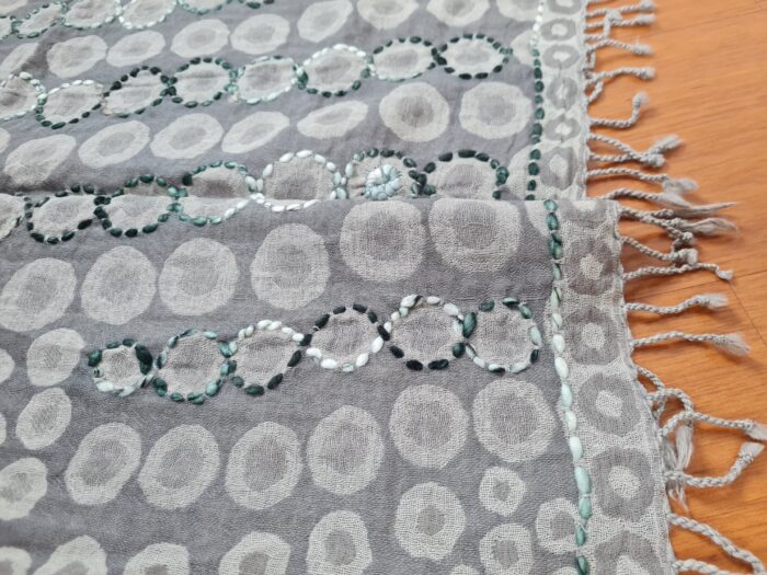 Manta de lã indiana bordada a mão dupla face tons de cinza II