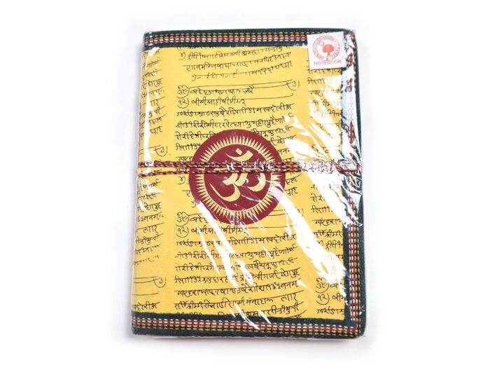 Caderno indiano (ou agenda) sem pauta, estampa de OM, feito a mão. 20x15cm, amarelo