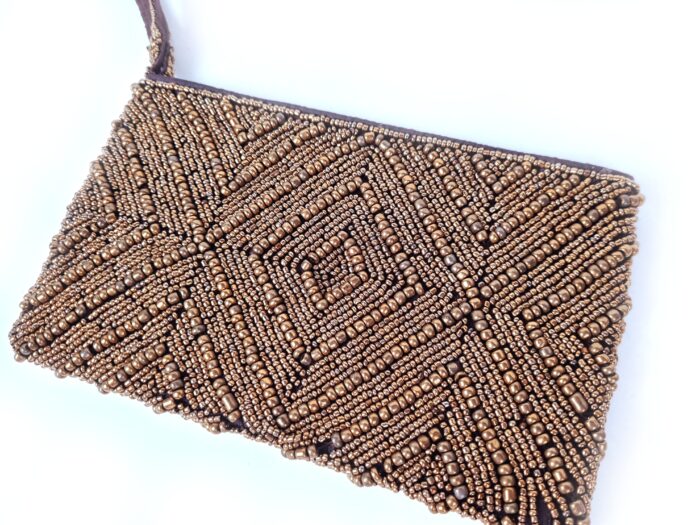 Bolsinha indiana clutch toda bordada em dourado para festas