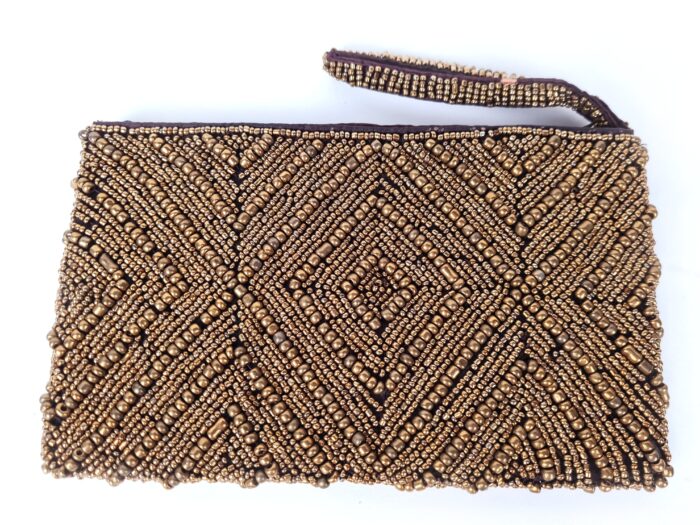 Bolsinha indiana clutch toda bordada em dourado para festas