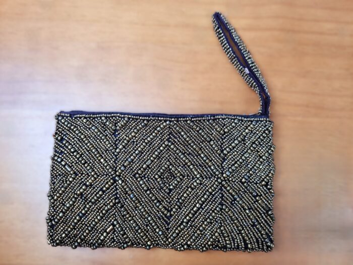 Bolsinha indiana clutch toda bordada em dourado para festas