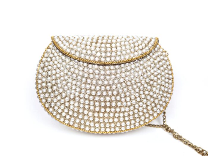 Bolsa indiana de metal cravejada de pérolas