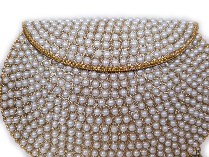 Bolsa indiana de metal cravejada de pérolas