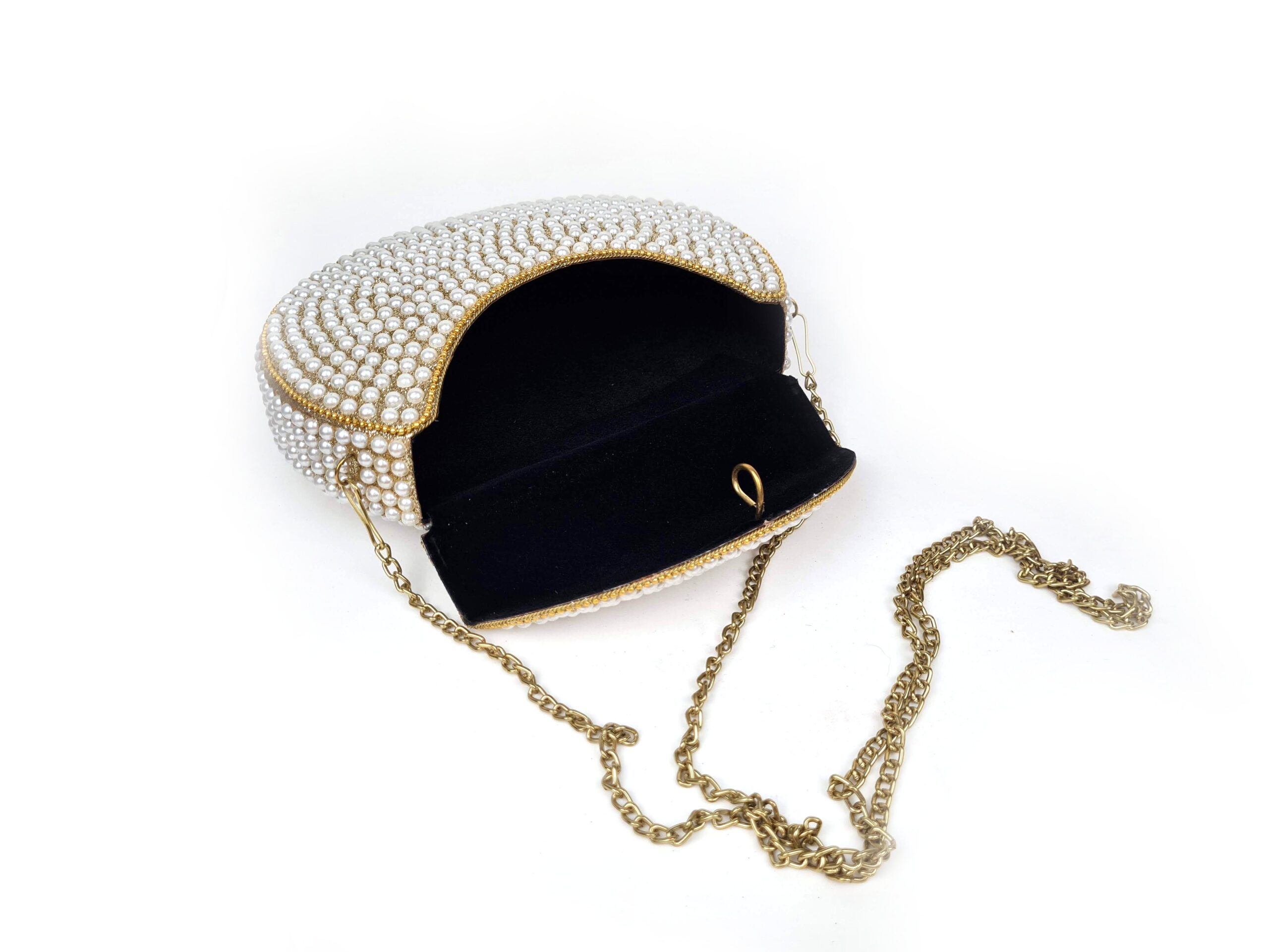 Bolsa indiana de metal cravejada de pérolas