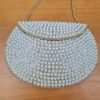 Bolsa indiana de metal cravejada de pérolas
