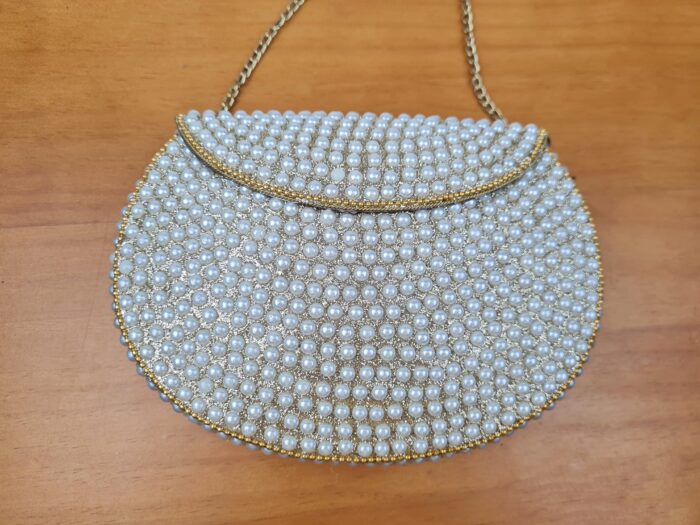 Bolsa indiana de metal cravejada de pérolas