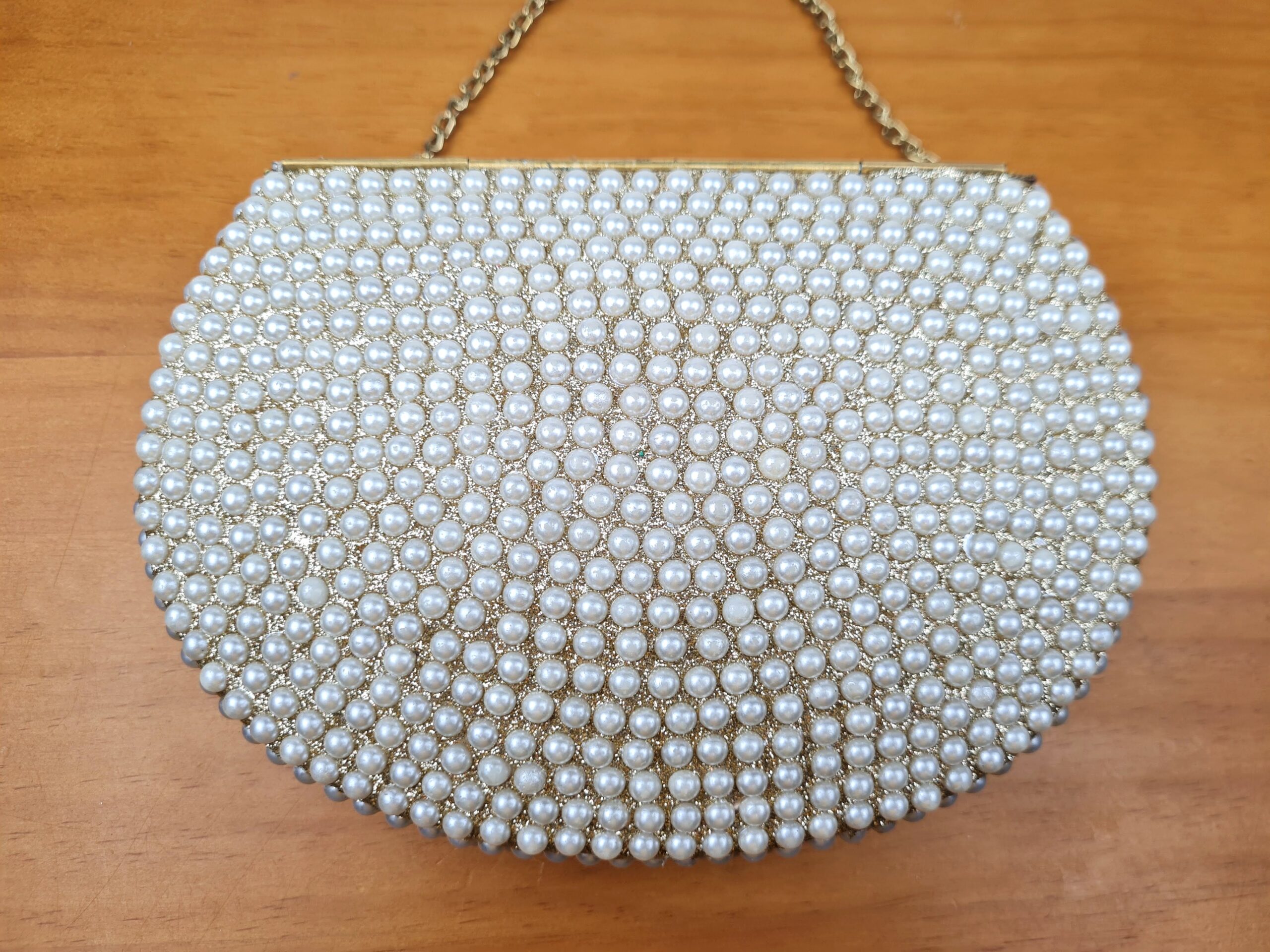 Bolsa indiana de metal cravejada de pérolas