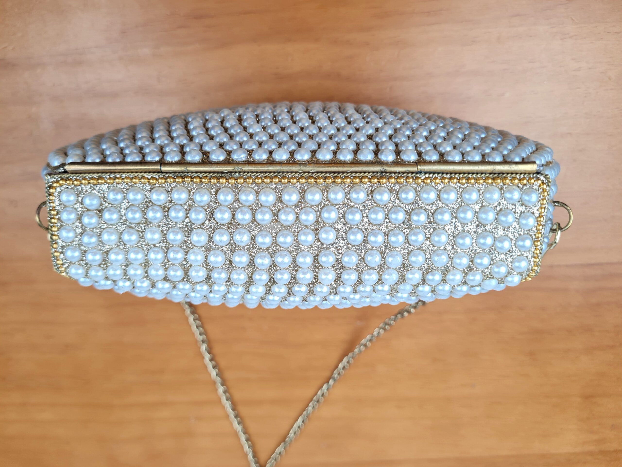 Bolsa indiana de metal cravejada de pérolas