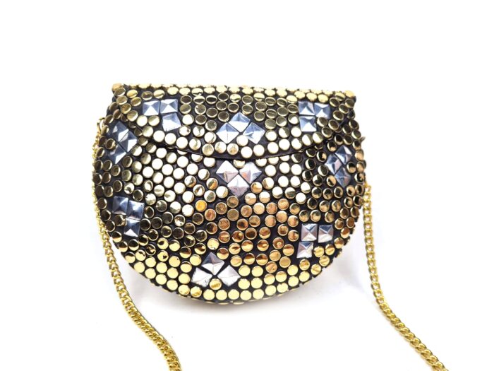 Bolsa indiana de metal dourada com detalhes prateados