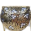 Bolsa indiana de metal dourada com detalhes prateados