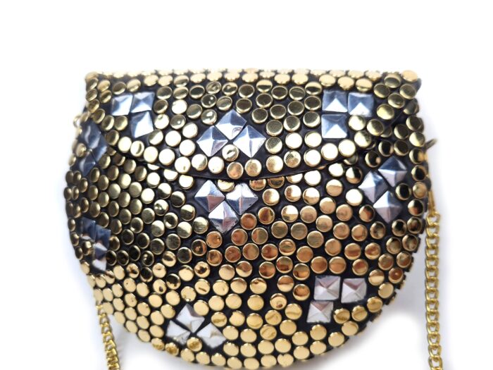 Bolsa indiana de metal dourada com detalhes prateados