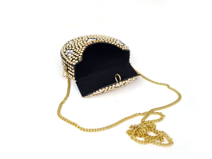 Bolsa indiana de metal dourada com detalhes prateados