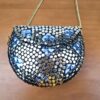Bolsa indiana de metal dourada com detalhes prateados