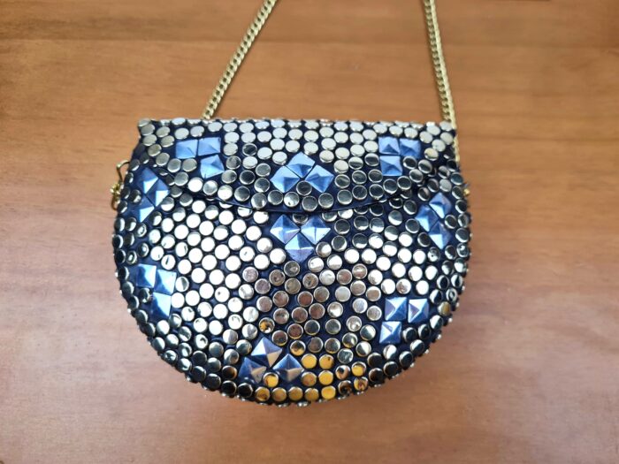 Bolsa indiana de metal dourada com detalhes prateados