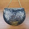 Bolsa indiana de metal dourada com detalhes prateados