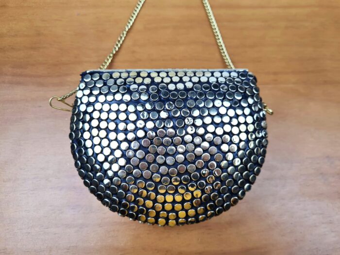 Bolsa indiana de metal dourada com detalhes prateados