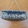Bolsa indiana de metal dourada com detalhes prateados