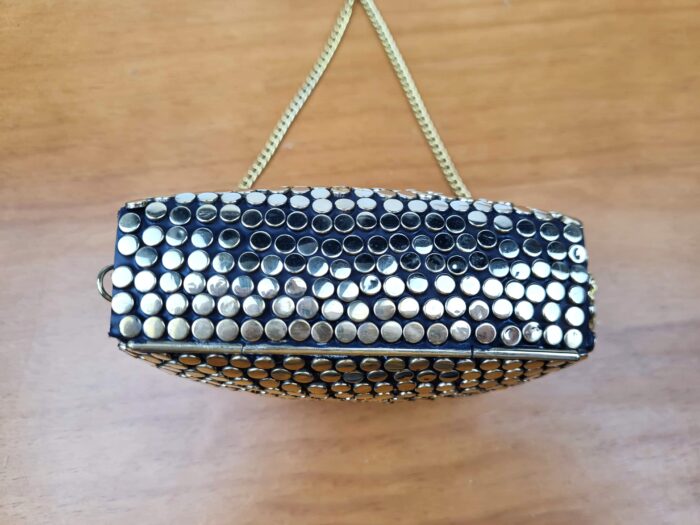 Bolsa indiana de metal dourada com detalhes prateados