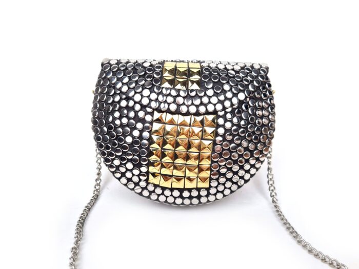 Bolsa indiana de metal prateada com detalhes dourados