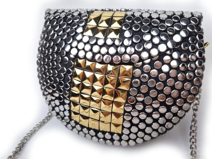 Bolsa indiana de metal prateada com detalhes dourados