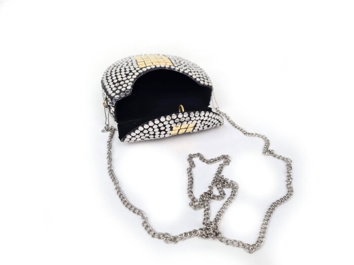 Bolsa indiana de metal prateada com detalhes dourados