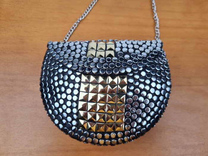Bolsa indiana de metal prateada com detalhes dourados