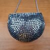 Bolsa indiana de metal prateada com detalhes dourados