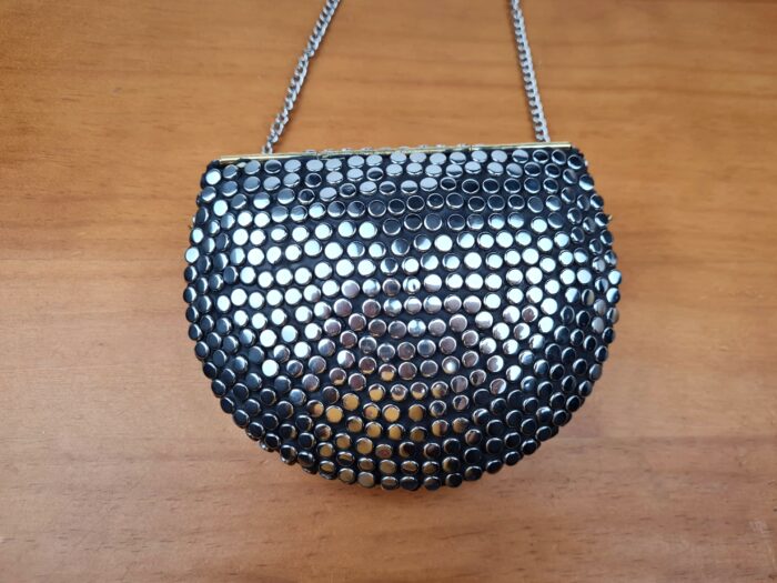 Bolsa indiana de metal prateada com detalhes dourados
