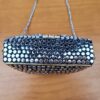 Bolsa indiana de metal prateada com detalhes dourados