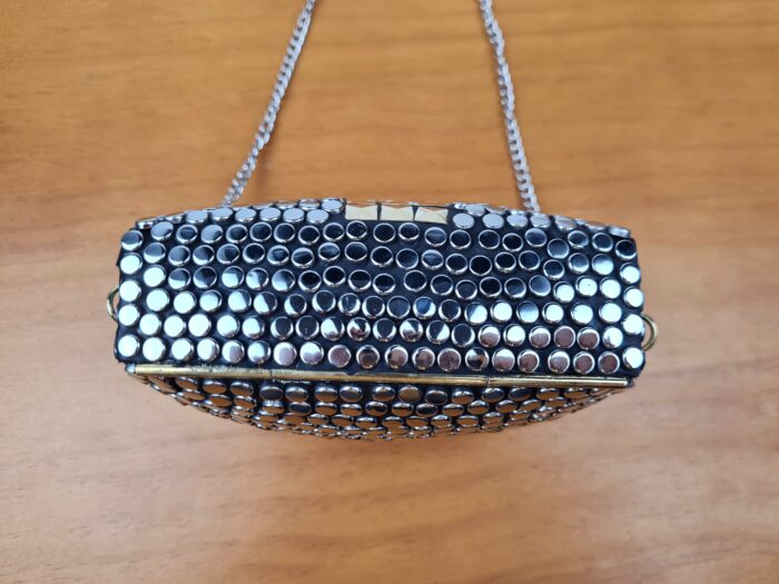 Bolsa indiana de metal prateada com detalhes dourados